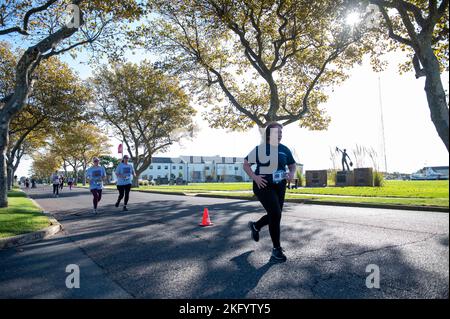 Die Läufer nehmen an der ersten Always Ready 5K, am 15. Oktober 2022, Teil, die im Training Center Cpae May stattfindet. Das Rennen war das erste Rennen, das von der Cape May County Coast Guard Community Foundation gesponsert wurde und soll die Aufmerksamkeit und Unterstützung der Küstenwache im gesamten Cape May County wecken. Cape May County wurde 2015 zur offiziellen Küstenwache ernannt und 2021 für seine Bemühungen zur Unterstützung der Belegschaft und der Familien des Dienstes rezertifiziert. Foto der US-Küstenwache von Chief Warrant Officer 2 Timothy Tamargo Stockfoto