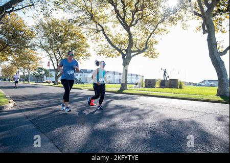 Die Läufer nehmen an der ersten Always Ready 5K, am 15. Oktober 2022, Teil, die im Training Center Cpae May stattfindet. Das Rennen war das erste Rennen, das von der Cape May County Coast Guard Community Foundation gesponsert wurde und soll die Aufmerksamkeit und Unterstützung der Küstenwache im gesamten Cape May County wecken. Cape May County wurde 2015 zur offiziellen Küstenwache ernannt und 2021 für seine Bemühungen zur Unterstützung der Belegschaft und der Familien des Dienstes rezertifiziert. Foto der US-Küstenwache von Chief Warrant Officer 2 Timothy Tamargo Stockfoto