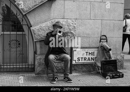 Mann, der auf den Straßen von Liverpool Trompete spielt Stockfoto