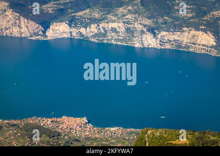 Oberhalb des idyllischen und türkisfarbenen Gardasees von Monte Baldo, Malcesine, Italien Stockfoto