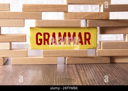 Das Wort Grammatik Holzwürfel mit verbrannten Buchstaben, Studium der Grammatik verschiedener Sprachen, grauer Hintergrund Draufsicht, verstreute Würfel um zufällige let Stockfoto