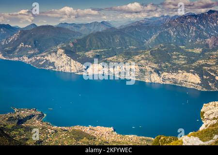 Oberhalb des idyllischen und türkisfarbenen Gardasees von Monte Baldo, Malcesine, Italien Stockfoto