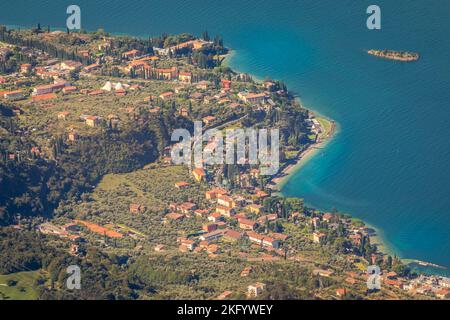 Oberhalb des idyllischen und türkisfarbenen Gardasees von Monte Baldo, Malcesine, Italien Stockfoto