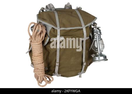 Antiker Vintage Rucksack mit Seil, Teekannen, Messingbecher und Gaslaterne isoliert auf weißem Hintergrund Stockfoto