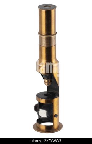 Vintage Messingmikroskop. Kleines Handmikroskop aus dem 20.. Jahrhundert. Isoliert auf weißem Hintergrund. Stockfoto