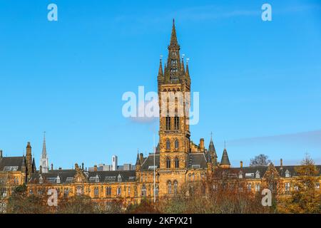 Glasgow University zeigt den Turm, aufgenommen in der Herbstsonne, Glasgow, Schottland, Großbritannien Stockfoto