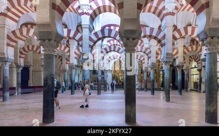 Zweistufige Säulen in der Hypostyle-Halle der Moschee-Kathedrale von Cordoba, Andalusien, Spanien Stockfoto