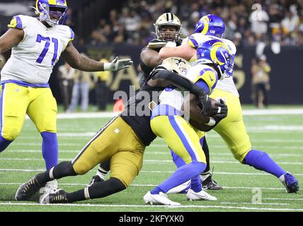 New Orleans, USA. 20.. November 2022. New Orleans Saints Defensive End Carl Granderson (96) säckt Los Angeles Rams Quarterback Bryce Perkins (16) während eines National Football League Contest im Caesars Superdome in New Orleans, Louisiana, am Sonntag, den 20. November 2022. (Foto von Peter G. Forest/Sipa USA) Quelle: SIPA USA/Alamy Live News Stockfoto