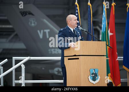 Col. David Shevchik, der scheidende Kommandant des 158.-Kampfflügels der Vermont Air National Guard, wendet sich zum letzten Mal an die Flieger des Flügels, bevor er während einer Zeremonie das Kommando an den Stützpunkt der Vermont Air National Guard, South Burlington, Vermont, 16. Oktober 2022 übergibt. Oberst Daniel Finnegan, der Vizeflügelkommandeur, übernahm das Kommando über den Flügel von Schewtschik, der drei Jahre lang kommandierte. Stockfoto