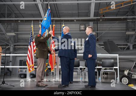 Oberst David Shevchik, der scheidende Kommandant des Kampfflügels der Vermont Air National Guard 158., übergibt den Flügelführer an den Generalmajor der Armee, General Greg Knight, den Adjutanten-General von Vermont, während einer Zeremonie am Vermont Air National Guard Base, South Burlington, Vermont, 16. Oktober 2022. Oberst Daniel Finnegan, der Vizeflügelkommandeur, übernahm das Kommando über den Flügel von Schewtschik, der drei Jahre lang kommandierte, wobei der Flügelführer die Führung symbolisierte. Stockfoto