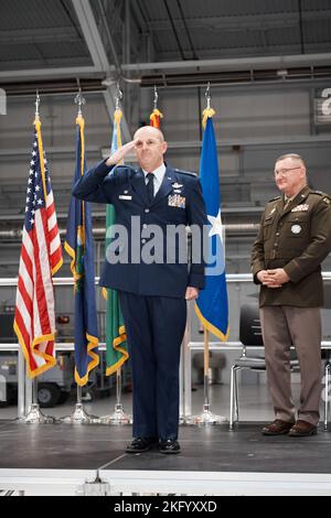 Col. David Shevchik, der scheidende Kommandant des 158.-Kampfflügels der Vermont Air National Guard, begrüßt die Flieger des Flügels zum letzten Mal, bevor er während einer Zeremonie das Kommando auf der Vermont Air National Guard Base, South Burlington, Vermont, am 16. Oktober 2022 übergibt. Oberst Daniel Finnegan, der Vizeflügelkommandeur, übernahm das Kommando über den Flügel von Schewtschik, der drei Jahre lang kommandierte. Stockfoto