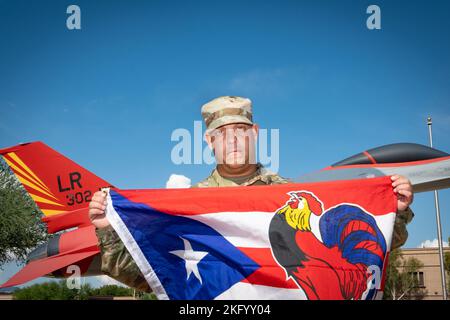 Zu Ehren des National Hispanic Heritage Month, Tech Sgt. Luis Ortiz, ein Waffentechniker mit 944. Flugzeugwartungsgeschwader, zeigt am 16. Oktober 2022 auf dem Luftwaffenstützpunkt Luke eine kulturelle Flagge Puerto Ricas, Der Ariz. National Hispanic Heritage Month wird jedes Jahr vom 15. September bis zum 15. Oktober begangen, um an die Beiträge der hispanischen Amerikaner zur Geschichte und Kultur der Vereinigten Staaten von Amerika zu erinnern. Stockfoto