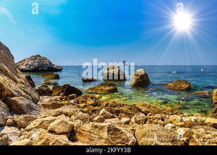 Meer Strand mit Steinen und Felsen, Cannes, Nizza, Nizza, Alpes-Maritimes, Provence-Alpes-Cote d'Azur Cote d'Azur, Côte d'Azur, Frankreich. Stockfoto