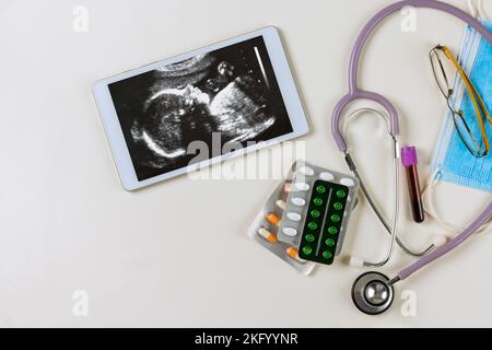 Im medizinischen Büro Arzt untersucht Ultraschall der Schwangeren, um Behandlung für ungeborenes Kind zu bewahren verschreiben Stockfoto