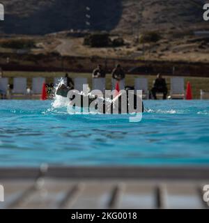 Personal Sgt. Nathan Woods mit 97. Truppenkommando führt den Schwimmteil des Proficiency Badgeconducted der Bundeswehr im Camp Williams, Utah, am 16. Oktober 2022, während des Utah National Guard Best Warrior Competition durch. Der diesjährige Wettbewerb bietet den Wettbewerbern die Möglichkeit, das Proficiency Badge der Bundeswehr zu erhalten. Der Utah National Guard Best Warrior Competition ist ein jährliches Ereignis, bei dem Soldaten und Luftmänner der Hauptkommandos um den Titel „Soldat/Luftmann des Jahres“, „nicht beauftragter Offizier des Jahres“ und „Senior NCO des Jahres“ kämpfen. Der Arm Stockfoto