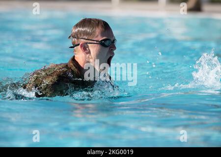 Personal Sgt. Nathan Woods mit 97. Truppenkommando, taucht während des Schwimmabschnitts des Proficiency Badge der Bundeswehr , durchgeführt in Camp Williams, Utah, auf. 16. Oktober 2022 der diesjährige Wettbewerb bietet den Wettbewerbern die Möglichkeit, das Proficiency Badge der Bundeswehr zu erhalten. Der Utah National Guard Best Warrior Competition ist ein jährliches Ereignis, bei dem Soldaten und Luftmänner der Hauptkommandos um den Titel „Soldat/Luftmann des Jahres“, „nicht beauftragter Offizier des Jahres“ und „Senior NCO des Jahres“ kämpfen. Die Armeesieger dieses Wettbewerbs werden Stockfoto