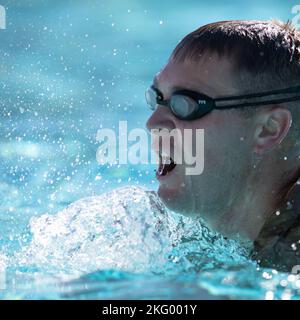 Personal Sgt. Nathan Woods mit dem 97. Truppenkommando atmet während des Schwimmteils des Proficiency Badges der Bundeswehr auf, das am 16. Oktober 2023 in Camp Williams, Utah, durchgeführt wurde. Der diesjährige Wettbewerb bietet Wettbewerbern die Möglichkeit, das Proficiency Badge der Bundeswehr zu erhalten. Der Utah National Guard Best Warrior Competition ist ein jährliches Ereignis, bei dem Soldaten und Luftmänner der Hauptkommandos um den Titel „Soldat/Luftmann des Jahres“, „nicht beauftragter Offizier des Jahres“ und „Senior NCO des Jahres“ kämpfen. Die Armeegewinnerinnen dieses Wettbewerbs werden sich vererben Stockfoto