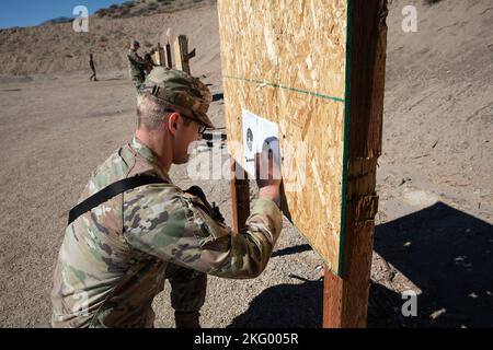 Stabsstab Der Utah Army National Guard Nathan Woods, ein Versorgungsspezialist bei der 144. Medical Company, 97. Truppenkommando, markiert sein Nullziel während des Gewehrzeroings im Rahmen des Utah National Guard Best Warrior Competition am 16. Oktober 2022 im Camp Williams, Utah. Der Utah National Guard Best Warrior Competition ist ein jährliches Ereignis, bei dem Soldaten und Luftmänner der Hauptkommandos um den Titel „Soldat/Luftmann des Jahres“, „nicht beauftragter Offizier des Jahres“ und „Senior NCO des Jahres“ kämpfen. Die Armeegewinnerinnen dieses Wettbewerbs werden die Utah Army Nation repräsentieren Stockfoto