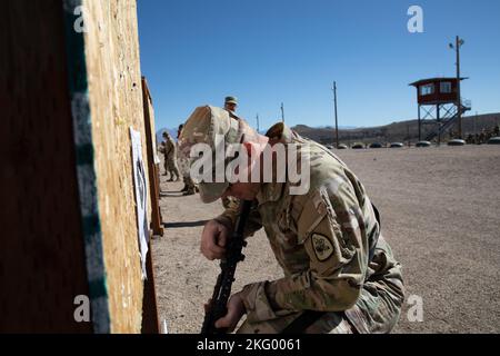 Stabsstab Der Utah Army National Guard Nathan Woods, ein Versorgungsspezialist bei der 144. Medical Company, 97. Truppenkommando, nimmt während des Gewehrzeroings im Rahmen des Utah National Guard Best Warrior Competition am 16. Oktober 2022 auf Camp Williams, Utah, Anpassungen an seinem Gewehr vor. Der Utah National Guard Best Warrior Competition ist ein jährliches Ereignis, bei dem Soldaten und Luftmänner der Hauptkommandos um den Titel „Soldat/Luftmann des Jahres“, „nicht beauftragter Offizier des Jahres“ und „Senior NCO des Jahres“ kämpfen. Die Armeesieger dieses Wettbewerbs werden den Utah Ar vertreten Stockfoto