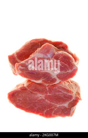 Stücke von gehacktem Fleisch, isoliert auf weißem Hintergrund. Schweinefleisch Frischfleisch Stücke.Fleischprodukte.Farm Bio Fleisch.Proteinernährung. Stockfoto