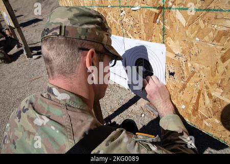 Nathan Woods, ein Versorgungsspezialist des 144. Medical Company, 97. Truppenkommandos, markiert sein Nullziel während des Gewehrzeroings im Rahmen des Utah National Guard Best Warrior Competition am 16. Oktober 2022 auf Camp Williams, Utah. Der Utah National Guard Best Warrior Competition ist ein jährliches Ereignis, bei dem Soldaten und Luftmänner der Hauptkommandos um den Titel „Soldat/Luftmann des Jahres“, „nicht beauftragter Offizier des Jahres“ und „Senior NCO des Jahres“ kämpfen. Die Armeegewinnerinnen dieses Wettbewerbs werden die Utah Army Nationa repräsentieren Stockfoto