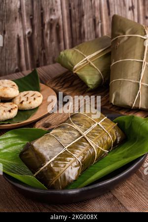 Traditionelle kolumbianische Tamales - eingewickelt in grüne Bananenblätter Stockfoto