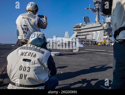 221017-N-MW880-1248 ADRIA (OKT 17, 2022) Mitglieder europäischer und US-Medien erfassen Fotos und Videos von Flugoperationen an Bord des Flugzeugträgers USS George H. W. Bush (CVN 77) der Nimitz-Klasse während der von der NATO geführten Wachsamkeit Neptune Strike 22,2 (NEST 22,2), am 17. Oktober 2022 in der Adria. NEST 22,2 ist die natürliche Weiterentwicklung der Fähigkeit der NATO, die High-End-Fähigkeiten der maritimen Kriegsführung einer Trägerstreikgruppe zu integrieren, um die Verteidigung des Bündnisses in Europa zu unterstützen. Stockfoto