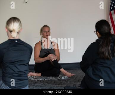 U.S. Air Force Master Sgt. (ausgeschieden) Ashley Wilkins lehrt eine Yoga-Klasse in St. Paul., 16. Oktober 2022. Am Wingman Day, der mit einem Staffellauf aus den Teams jeder Gruppe begann, nehmen die Flieger des 133. Airlift Wing Teil. Nachdem das Rennen beendet war, nahmen die Airmen an verschiedenen Sessions rund um die Basis Teil, die sich auf die fünf Säulen der Ausfallsicherheit konzentrierten. Stockfoto