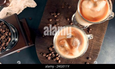 Eiskaffee in Gläsern auf dem Tisch. Stockfoto