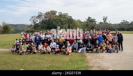 Commander, Fleet Activities Sasebo (CFAS) und Naval Beach Unit (NBU) 7 Softball-Teams, Familienmitglieder, Commander, Navy Region Japan Fire & Emergency Services Sasebo Feuerwehrleute, Saiki City Führung und lokale Softball-Teams posieren für ein Foto während des Saikai Frendship Game im Yokoseura Park in Saikai City, Japan 16. Oktober 2022. Das Softball-Turnier wurde zur Feier der CFAS und der Beziehung von NBU7 zu Saikai City abgehalten und um die Kameradschaft zwischen Seglern und lokalen Bürgern zu fördern. Stockfoto