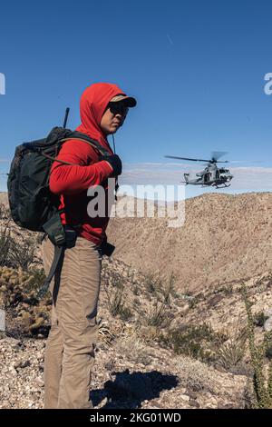 US Marine Maj. Daniel Lee, ein AH-1Z Viper Pilot, mit Marine Light Attack Helicopter Training Squadron (HMLAT) 303, Marine Aircraft Group 39, 3. Marine Aircraft Wing, sucht im Anza-Borrego Desert State Park, Kalifornien, 16. Oktober 2022, nach einem Tracking-Halsband. HMLAT-303 Marineinfanteristen und staatliche, föderale und private Behörden suchten nach vermissten bedrohten Dickhornschafen. Aufgrund des rauen Geländes führten die Marines des HMLAT-303 fortschrittliche Landetechniken durch. Stockfoto