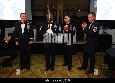 US Air Force Chief Master Sgt. Antonio Cooper, Kommandochef des fliegenden Trainingsflügels von 14., überreicht ein Gedenkschwert an den zurückgezogenen LT. General Brad Webb, links, während er während der Zeremonie des Schwerthordens auf der Keesler Air Force Base, Mississippi, am 15. Oktober 2022 als Sergeant at Arms diente. Dies war die erste zweifache Zeremonie der Schwertschwertanordnung, die zu Ehren von Webb, dem ehemaligen Kommandanten sowohl des Luftbildungs- und Ausbildungskommandos als auch des Sondereinsatzkommandos der Luftwaffe, abgehalten wurde. Dies ist die höchste Ehre und Anerkennung, die das von der Luftwaffe angeratene Korps einem Individuum verleihen kann. Stockfoto