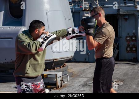 221016-N-TC847-1002 ADRIA (OKT 16, 2022) Master Chief Gas Turbine Systems Nichola Morin, rechts, und Hospital Corpsman 1. Klasse James Boswell, beide dem Ticonderoga-Klasse Lenkraketen-Kreuzer USS Leyte Gulf (CG 55) zugeordnet, Spar während einer gemischten Kampfkunstklasse, 16. Oktober 2022. The George H.W. Die Bush Carrier Strike Group befindet sich im geplanten Einsatzgebiet der US Naval Forces Europe, das von der Sechsten Flotte der USA eingesetzt wird, um die Interessen der USA, der Alliierten und der Partner zu verteidigen. Stockfoto