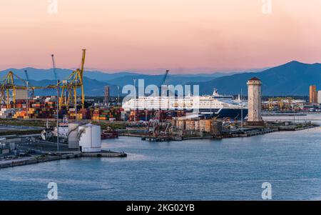 Grimaldi Lines Kreuzfahrtschiff bei Sonnenuntergang im Hafen von Livorno, Mittelmeer, Italien Stockfoto