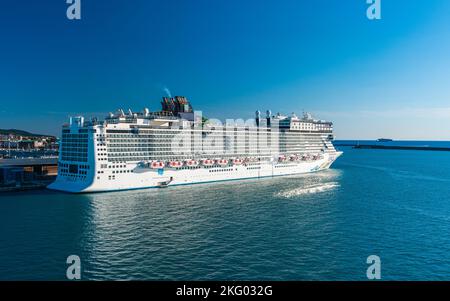 Norwegische Kreuzfahrtschiffe Epic und Moby im Hafen von Livorno, Mittelmeer, Italien Stockfoto