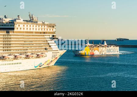 Norwegische Kreuzfahrtschiffe Epic und Moby im Hafen von Livorno, Mittelmeer, Italien Stockfoto
