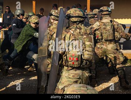 Die Soldaten der 76. Infantry Brigade Combat Team (IBCT), zusammen mit Soldaten aus Albanien, Armenien und Moldawien und Active Duty Soldaten aus Hohenfels, Deutschland, nahmen an der Operation Bronze Shield, Die am 17. Oktober 2022 in der Joint Multinal Readiness Center in Hohenfels, Deutschland, eine Unruhen simulieren sollte. Die 76. IBCT, Task Force Nighthawk, bereitet sich auf ihre Rotation im Kosovo als Teil der KFOR 31 vor. (USA Fotos der Armee von Sgt. 1. Klasse Herschel Talley) Stockfoto