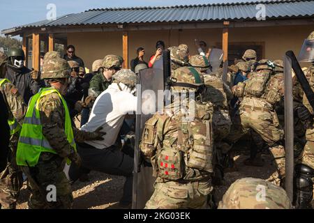 Die Soldaten der 76. Infantry Brigade Combat Team (IBCT), zusammen mit Soldaten aus Albanien, Armenien und Moldawien und Active Duty Soldaten aus Hohenfels, Deutschland, nahmen an der Operation Bronze Shield, Die am 17. Oktober 2022 in der Joint Multinal Readiness Center in Hohenfels, Deutschland, eine Unruhen simulieren sollte. Die 76. IBCT, Task Force Nighthawk, bereitet sich auf ihre Rotation im Kosovo als Teil der KFOR 31 vor. (USA Fotos der Armee von Sgt. 1. Klasse Herschel Talley) Stockfoto