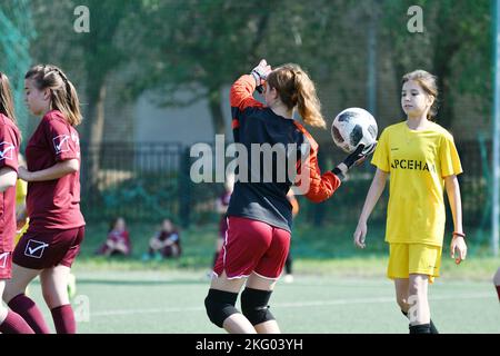 Orenburg, Russland - 12. Juni 2019 Jahr: Mädchen spielen Fußball-Frauenturnier, gewidmet dem Tag der Russischen Föderation Stockfoto