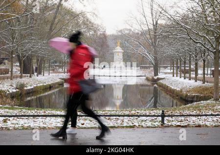 Berlin, Deutschland. 20.. November 2022. Menschen laufen im Schnee im Tiergarten in Berlin, 20. November 2022. Quelle: Stefan Zeitz/Xinhua/Alamy Live News Stockfoto