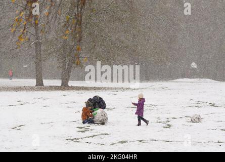 Berlin, Deutschland. 20.. November 2022. Im Tiergarten in Berlin, Deutschland, haben die Menschen Spaß im Schnee, 20. November 2022. Quelle: Stefan Zeitz/Xinhua/Alamy Live News Stockfoto