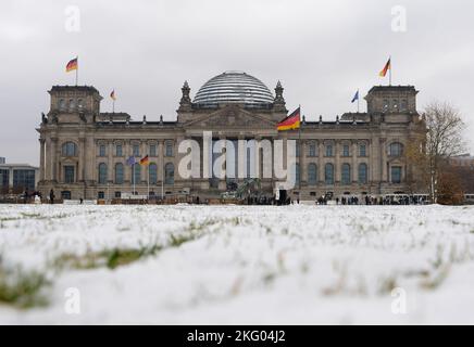 Berlin, Deutschland. 20.. November 2022. Das Grasland ist vor dem Deutschen Bundestag in Berlin, Deutschland, am 20. November 2022, mit Schnee bedeckt. Quelle: Stefan Zeitz/Xinhua/Alamy Live News Stockfoto