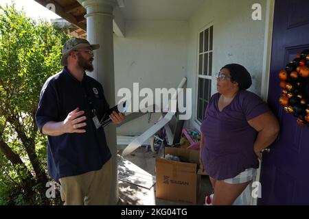 Fort Myers, FL, USA - (Okt 17, 2022) - FEMA Disaster Survivor Assistance Team spricht mit dem Überlebenden über die Registrierung für Katastrophenhilfe in einer vom Sturmporz Ian betroffenen Nachbarschaft. Stockfoto