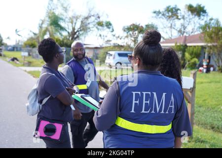 Fort Myers, FL, USA - (Okt 17, 2022) - Ein FEMA-Hilfsteam für Katastrophenüberlebende geht Tür zu Tür und registriert Überlebende für Katastrophenhilfe. Stockfoto