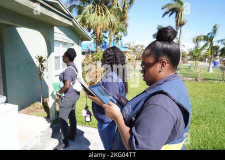 Fort Myers, FL, USA - (Okt 17, 2022) - Ein FEMA-Hilfsteam für Katastrophenüberleben geht von Tür zu Tür und registriert Überlebende für Katastrophenhilfe. Stockfoto