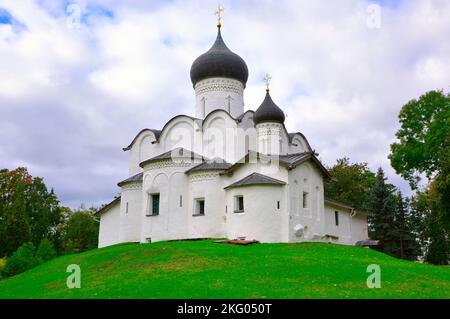 Kirchen im Pskow-Stil. Die Kirche des heiligen Basilius des Großen auf dem Hügel, ein Denkmal der christlichen Architektur des XVI Jahrhunderts. Pskow, Russland, 20 Stockfoto