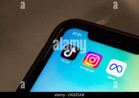 Vancouver, KANADA - 17 2022. Oktober : Symbole von TikTok, Instagram und Meta Platforms, Inc. Auf einem iPhone-Bildschirm. Stockfoto