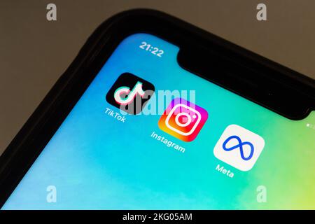 Vancouver, KANADA - 17 2022. Oktober : Symbole von TikTok, Instagram und Meta Platforms, Inc. Auf einem iPhone-Bildschirm. Stockfoto