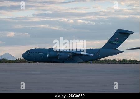 Ein C-17 Globemaster III transportierte Mitglieder des Desert Lightning Teams kehrt von einem Einsatz an einem unbekannten Ort auf der Davis-Monthan Air Force Base, Arizona, am 17. Oktober 2022 zurück. Die Mitglieder kehrten nach einem Auslandseinsatz zu ihren Familien zurück. 355. Flügel, 563. Rettungsgruppe, EINSATZ, Homecoming, Familie, Wiedereinsetzung, Stockfoto