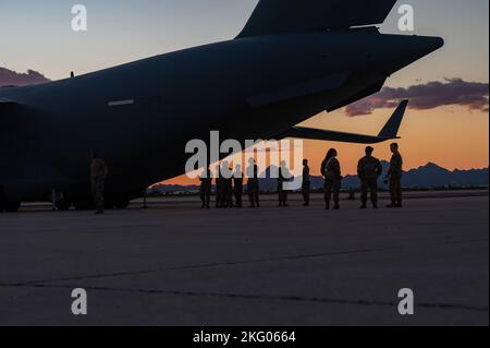 Ein C-17 Globemaster III transportierte Mitglieder des Desert Lightning Teams kehrt von einem Einsatz an einem unbekannten Ort auf der Davis-Monthan Air Force Base, Arizona, am 17. Oktober 2022 zurück. Die Mitglieder kehrten nach einem Auslandseinsatz zu ihren Familien zurück. BEREITSTELLUNG,Homecoming,Wiedersehen,Familie,erneute Bereitstellung,Sonnenuntergang, Stockfoto